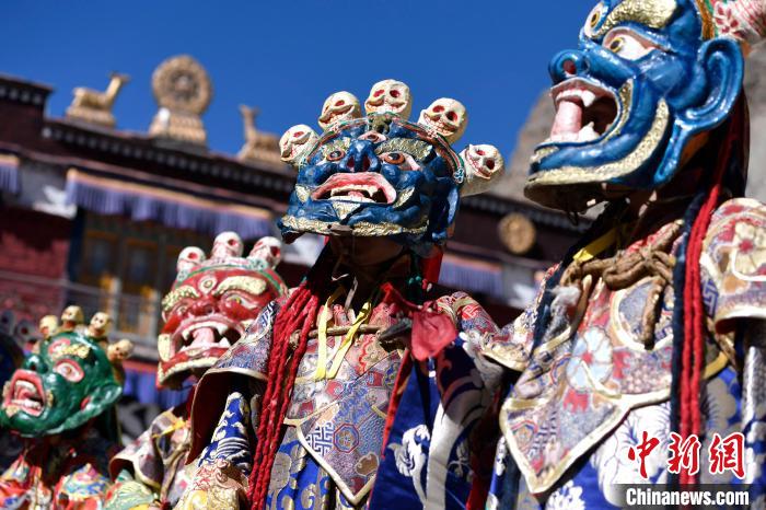 2月19日，楚布寺僧人們佩戴面具參加跳神活動?！±盍?攝