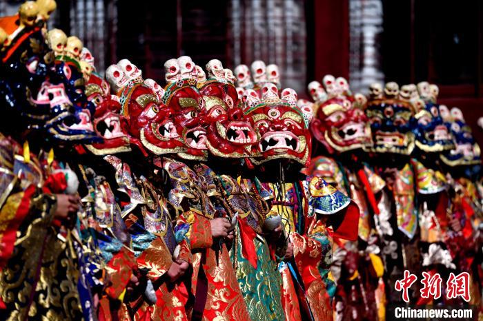2月19日，楚布寺僧人們佩戴面具參加跳神活動。　李林 攝