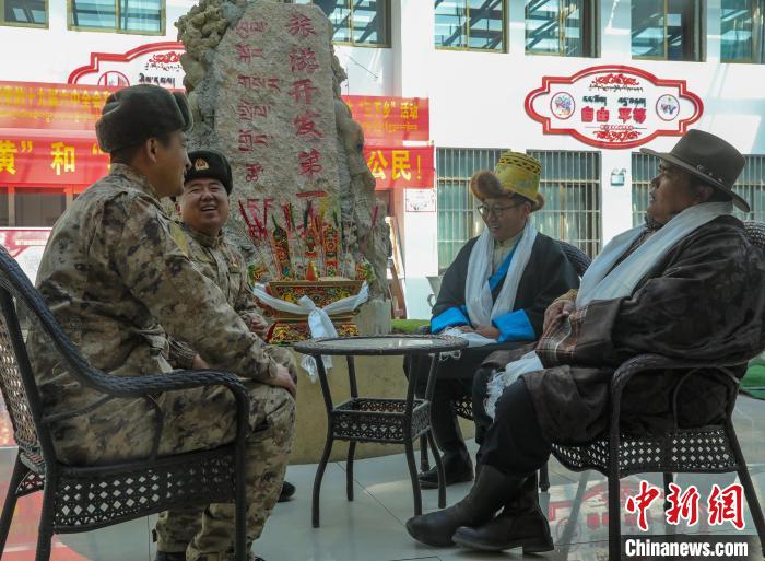 圖為阿里軍分區(qū)某邊防團(tuán)官兵與駐地群眾拉家常?！詵| 攝