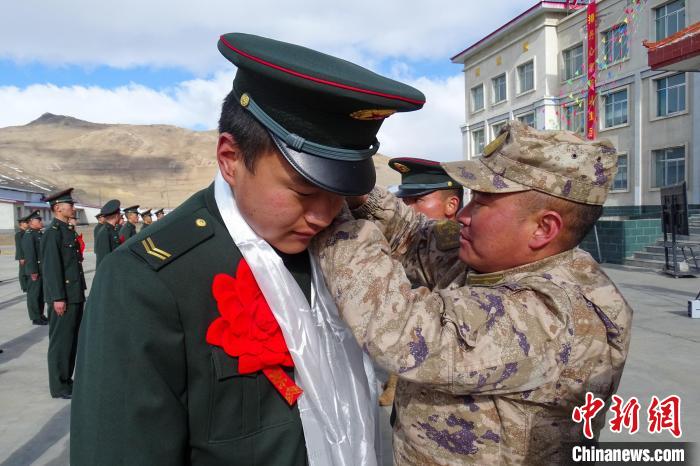 卸下軍銜等標(biāo)識?！⒖≥x 攝