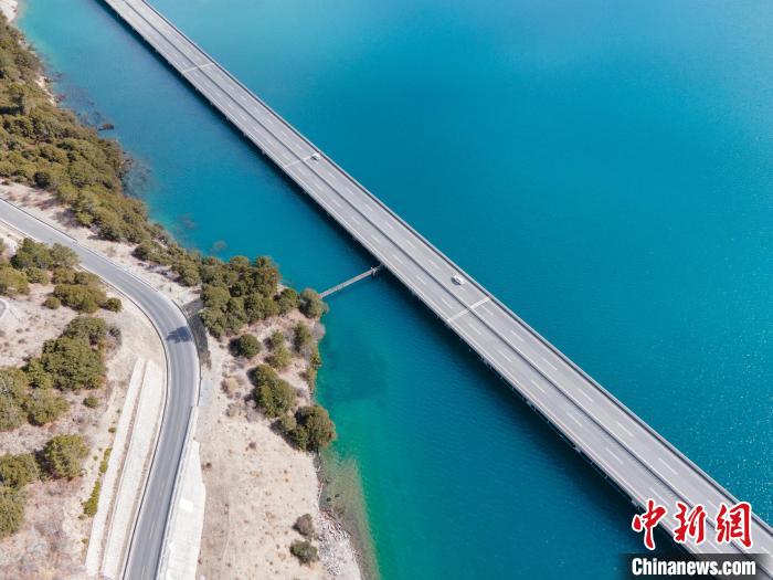 圖為西藏林拉高等級公路多布湖段風(fēng)光?！〗w波 攝