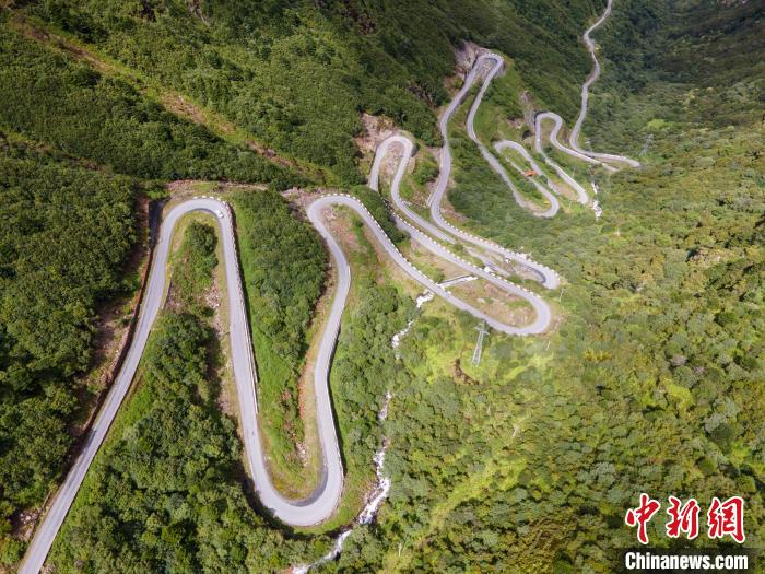 圖為西藏山南錯(cuò)那縣的盤山公路，錯(cuò)那縣被命名為全國“四好農(nóng)村路”示范縣。　江飛波 攝
