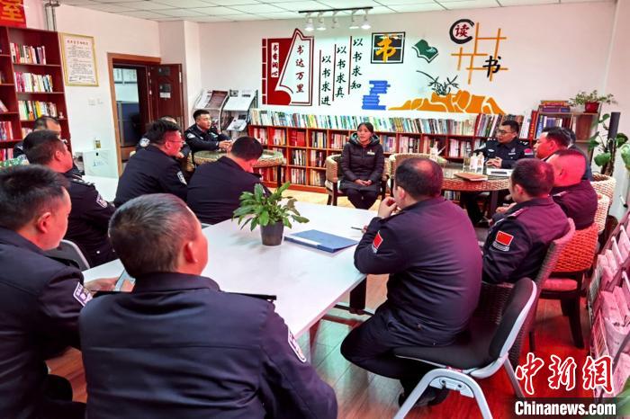 圖為亞?wèn)|出入境邊防檢查站民警與銀行業(yè)務(wù)人員進(jìn)行金融知識(shí)深入交流?！『?攝