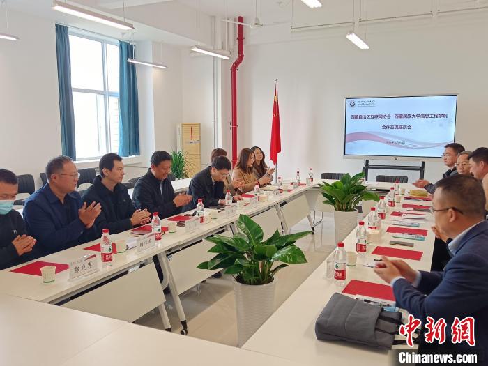 圖為座談會(huì)議現(xiàn)場(chǎng)?！「裆?攝
