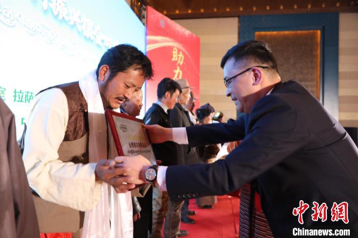 圖為拉薩市銀企對(duì)接洽談會(huì)現(xiàn)場(chǎng)?！「裆愔?攝