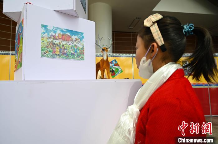 圖為學(xué)生參觀繪畫展。　趙朗 攝