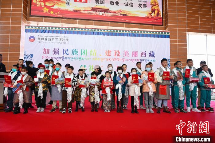 圖為部分獲獎(jiǎng)學(xué)生合影?！≮w朗 攝