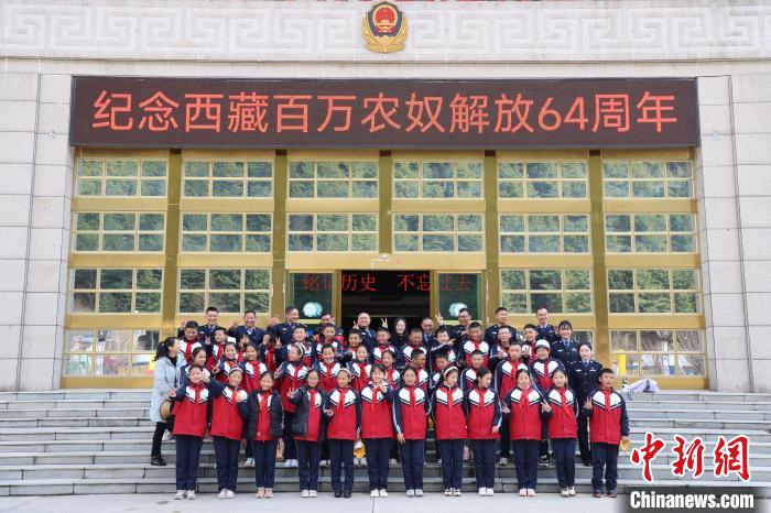 圖為亞東邊檢站民警代表與駐地小學師生代表合影留念?！『?攝