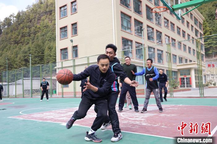 圖為亞東邊檢站民警與駐地農(nóng)業(yè)銀行代表開展籃球友誼賽。　胡利媛 攝