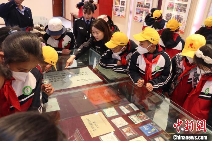 圖為亞東邊檢站民警為駐地小學生講解該站榮譽發(fā)展史?！『?攝