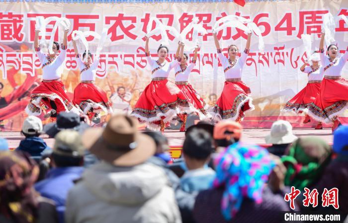 圖為墨竹工卡縣龍珠崗村，文藝演出現(xiàn)場?！∝暩聛硭?攝