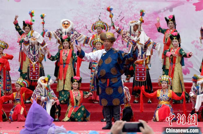 3月28日，西藏林芝第二十屆桃花旅游文化節(jié)開幕式上的文藝表演?！±盍?攝
