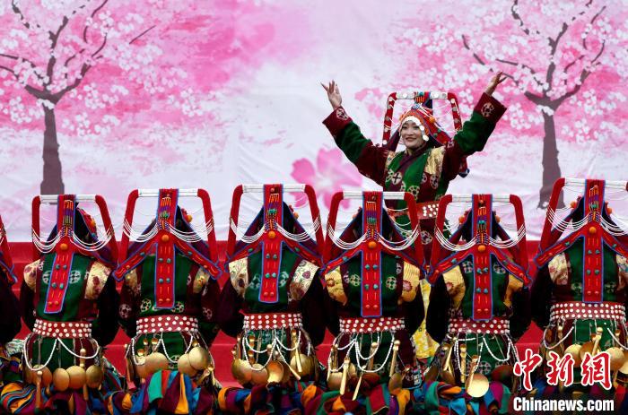 3月28日，西藏林芝第二十屆桃花旅游文化節(jié)開幕式上的文藝表演?！±盍?攝
