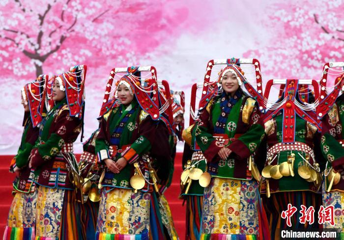 3月28日，西藏林芝第二十屆桃花旅游文化節(jié)開幕式上的文藝表演?！±盍?攝