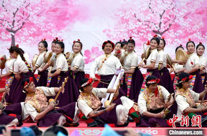 3月28日，西藏林芝第二十屆桃花旅游文化節(jié)開幕式上的文藝表演?！±盍?攝