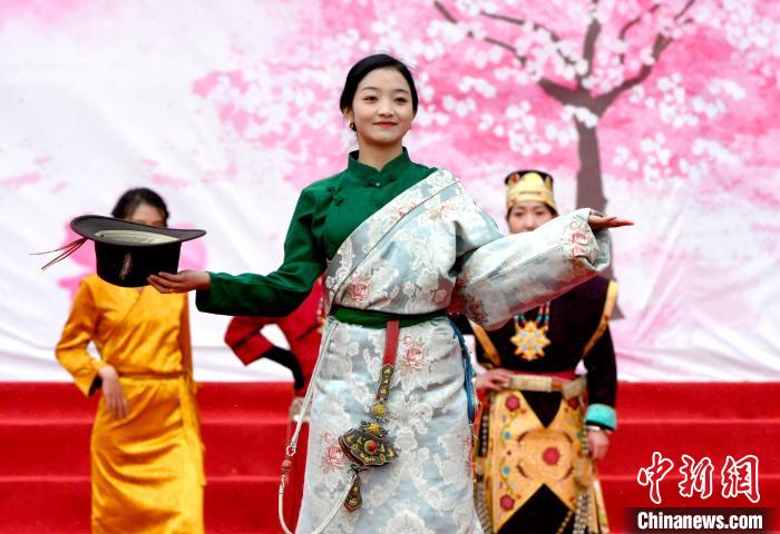 3月28日，西藏林芝第二十屆桃花旅游文化節(jié)開幕式上的文藝表演?！±盍?攝