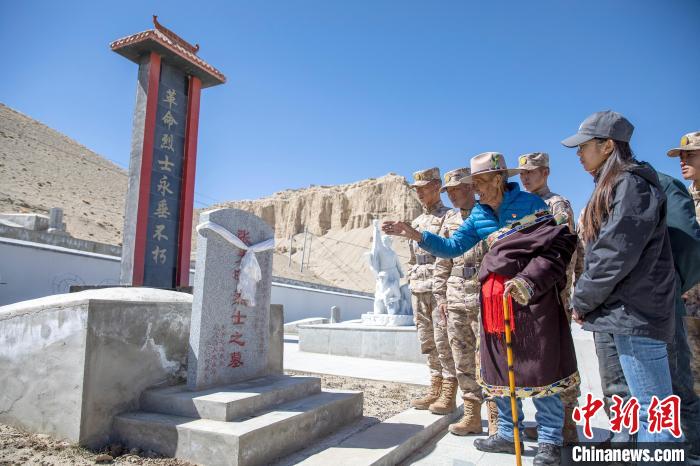 圖為在西藏阿里地區(qū)札達(dá)縣烈士陵園，82歲的次仁南杰老人為軍民代表講述新舊西藏的變化。　劉曉東 攝