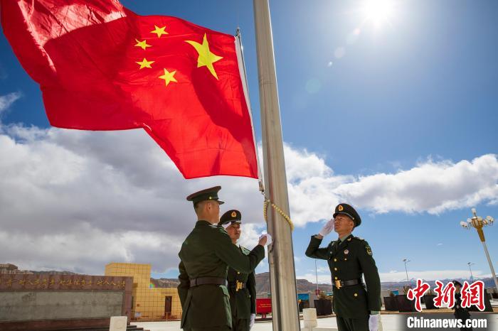 圖為在西藏阿里地區(qū)札達(dá)縣，軍民共同舉行升國旗儀式，慶祝西藏百萬農(nóng)奴解放紀(jì)念日?！詵| 攝
