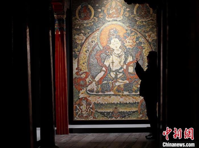 3月31日，觀眾欣賞展覽中的作品。　李林 攝