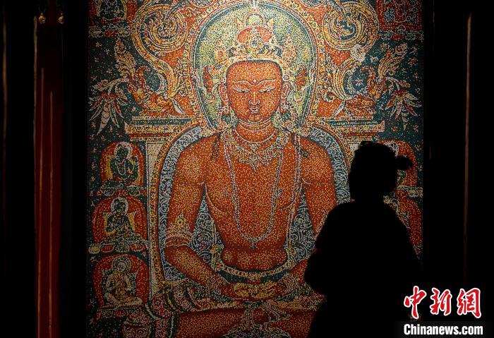 3月31日，觀眾欣賞展覽中的作品?！±盍?攝