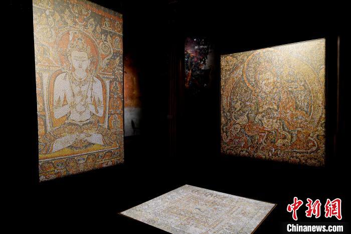 3月31日，觀眾欣賞展覽中的作品?！±盍?攝
