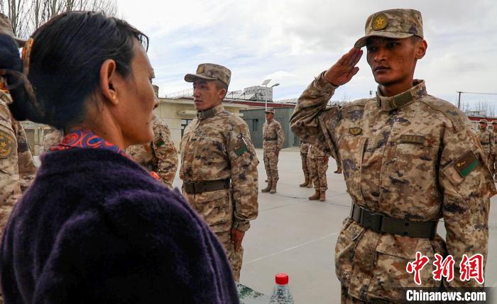 圖為列兵扎西加央向母親敬禮。　劉曉東 攝