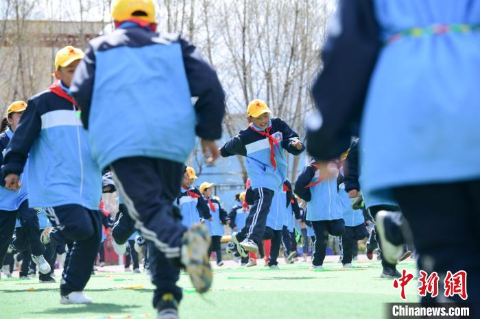 圖為學生在跳繩教練齊景龍的指導下做準備運動?！∝暩聛硭?攝