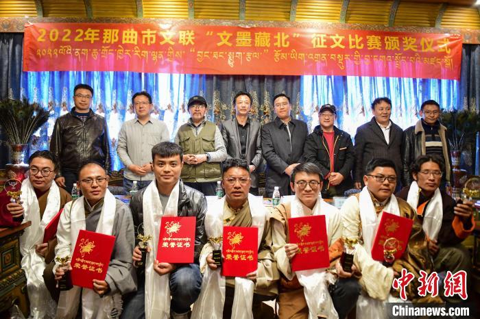 圖為獲獎(jiǎng)人員合影留念?！∝暩聛?lái)松 攝