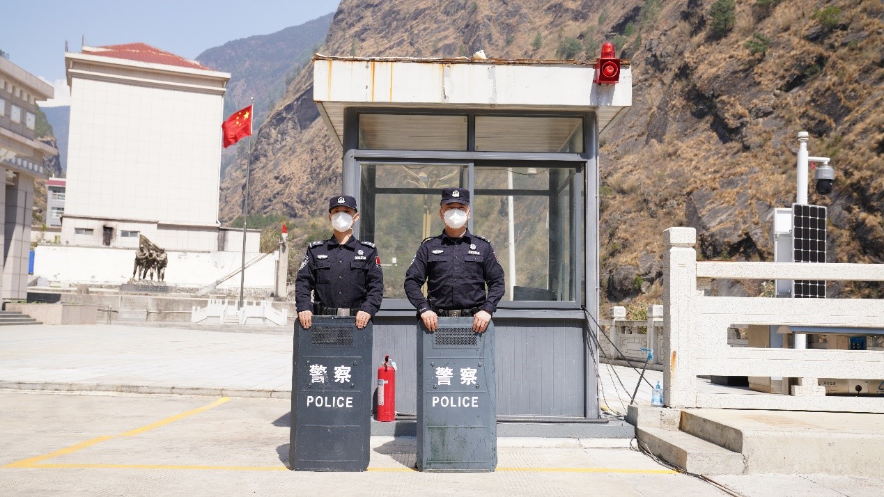 吉隆口岸移民管理警察正在執(zhí)勤。人民網(wǎng)記者 唐宋攝