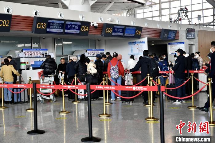 圖為旅客辦理登機(jī)手續(xù)?！≈芎?攝