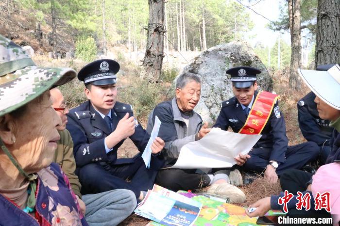 圖為竹瓦根邊境派出所民警為轄區(qū)群眾宣講森林防火常識。　竹瓦根邊境派出所 供圖