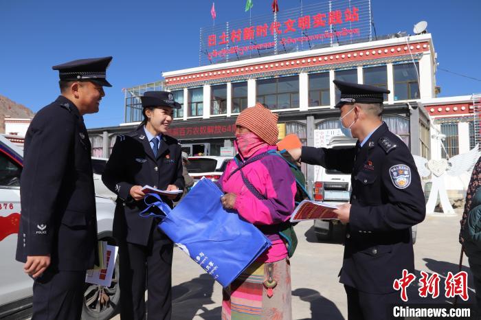 圖為日土邊境派出所民警在選轄區(qū)宣講國家安全知識。　任博 攝