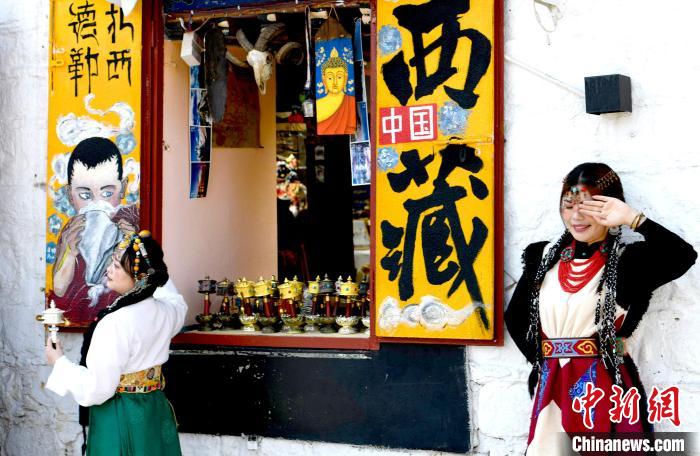 4月17日，游客身著藏式元素服裝在拉薩八廓街拍照留念?！±盍?攝