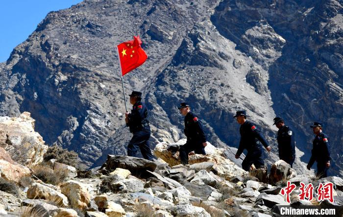 底雅邊境派出所民警夏永軍(左一)在巡邏中。　李林 攝