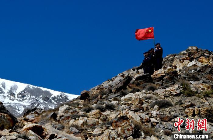 底雅邊境派出所民警夏永軍(右一)在巡邏中?！±盍?攝