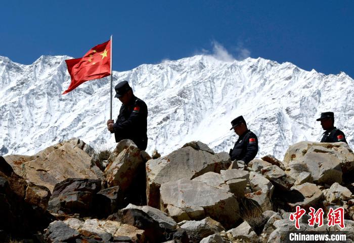 底雅邊境派出所民警夏永軍(左一)在巡邏中。