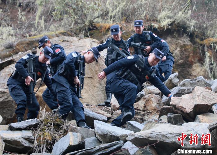 山南邊境管理支隊玉麥邊境派出所民警在邊境巡邏途中穿過亂石區(qū)?！∴嶇?攝