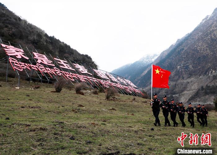 山南邊境管理支隊玉麥邊境派出所民警在轄區(qū)開展巡邏?！∴嶇?攝