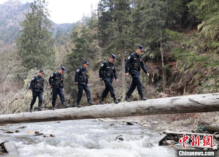 山南邊境管理支隊玉麥邊境派出所民警邊境巡邏途中走過河道上“獨木橋”?！∴嶇?攝
