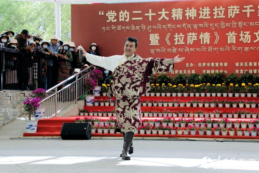 獻(xiàn)唱《夏爾巴》。人民網(wǎng) 次仁羅布攝