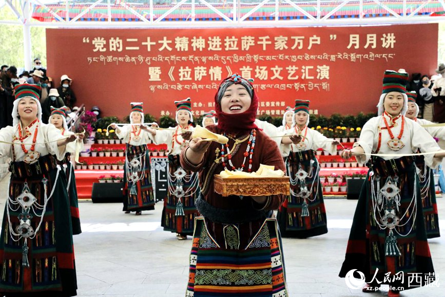 女子群舞《拉拉脫貧之路》。人民網(wǎng) 次仁羅布攝