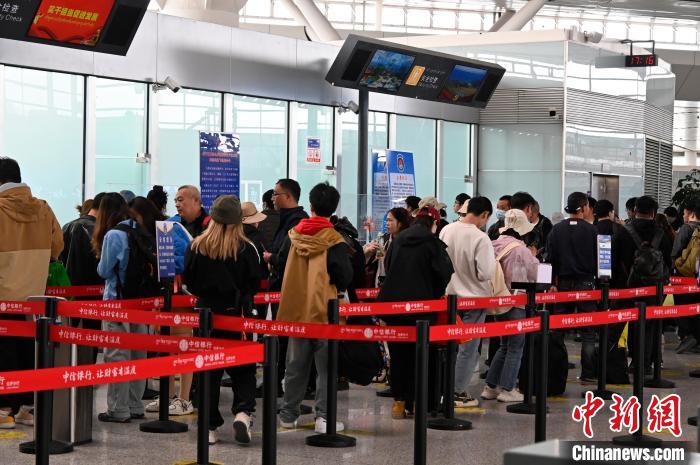 圖為“五一”期間，拉薩貢嘎機場旅客密集出行?！≡黝D珠 攝