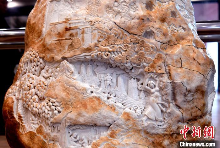 圖為5月16日，展覽中的漢白玉雕作品《猴子變?nèi)恕??！±盍?攝