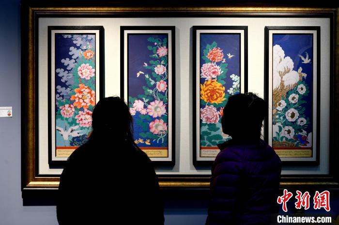 圖為5月16日，觀眾正在欣賞展覽中的新創(chuàng)唐卡作品?！±盍?攝