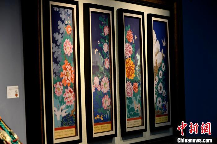 圖為5月16日，展覽中新創(chuàng)唐卡作品《四季花》?！±盍?攝