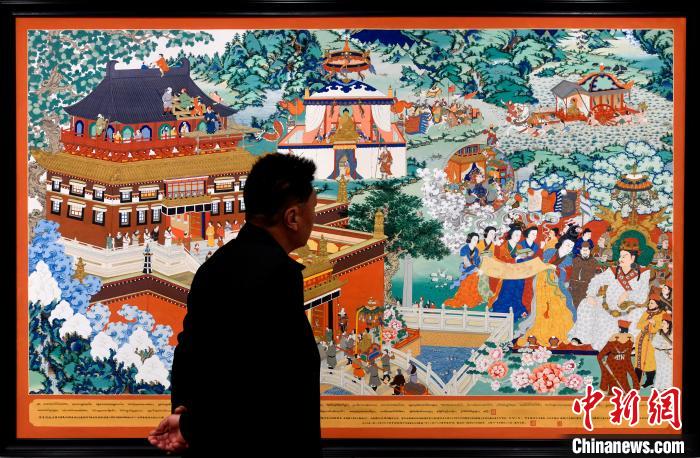 圖為5月16日，觀眾正在欣賞展覽中的新創(chuàng)唐卡作品?！±盍?攝
