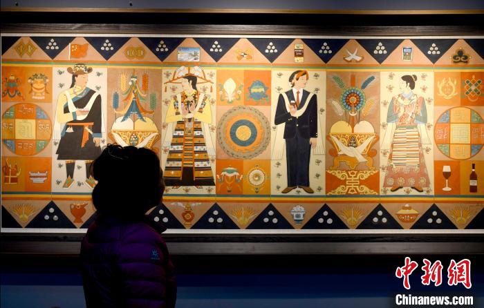 圖為5月16日，觀眾正在欣賞展覽中的新創(chuàng)唐卡作品?！±盍?攝