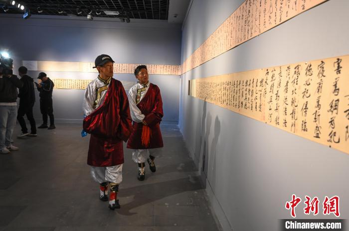 圖為學(xué)生參觀黃庭堅(jiān)書法文獻(xiàn)展?！≮w朗 攝