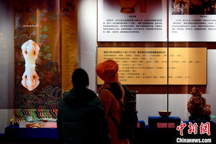 圖為5月18日，觀眾正在欣賞展覽。　李林 攝