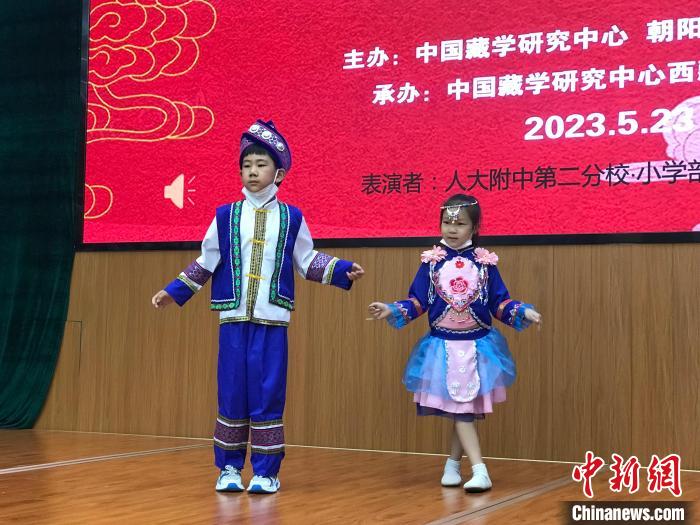 圖為中國(guó)人民大學(xué)附屬中學(xué)第二分校的小朋友們展示民族服飾。　陳建新 攝
